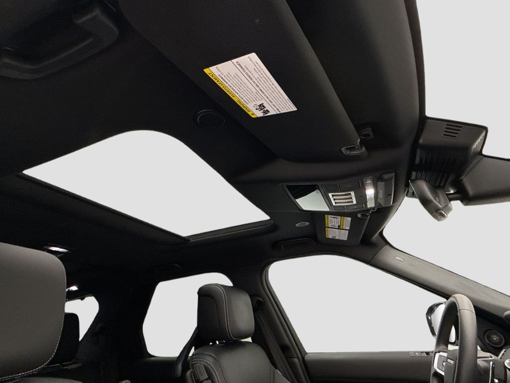 Thumbnail: 2025 Land Rover Discovery - 17