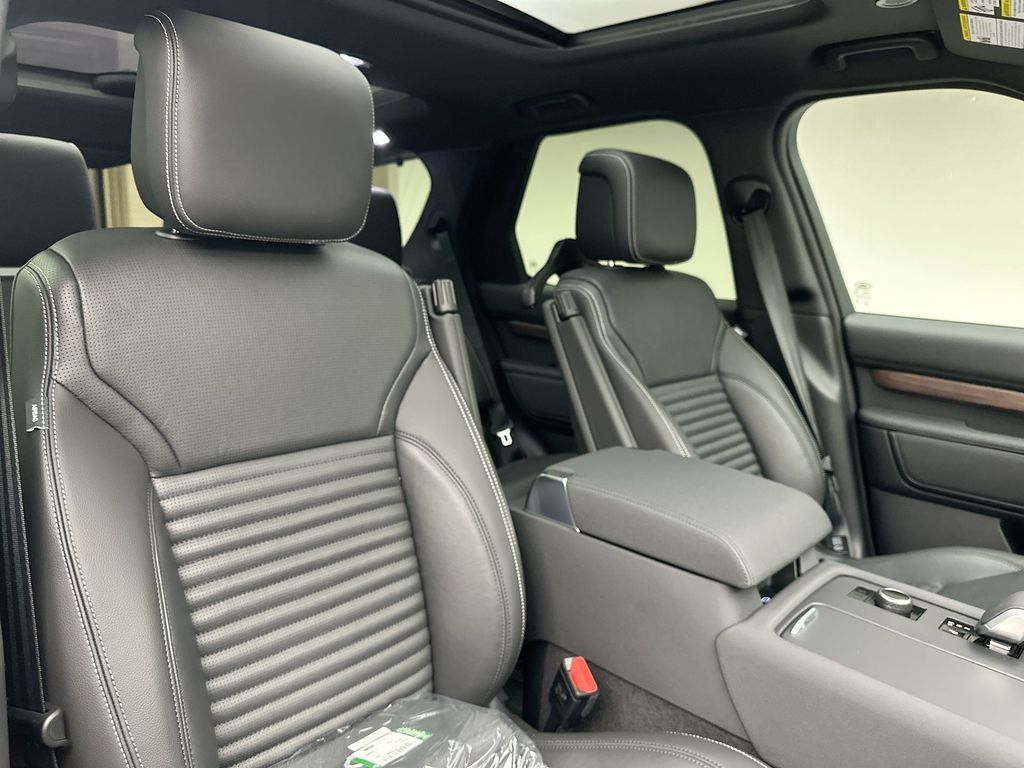 Thumbnail: 2026 Land Rover Discovery - 6