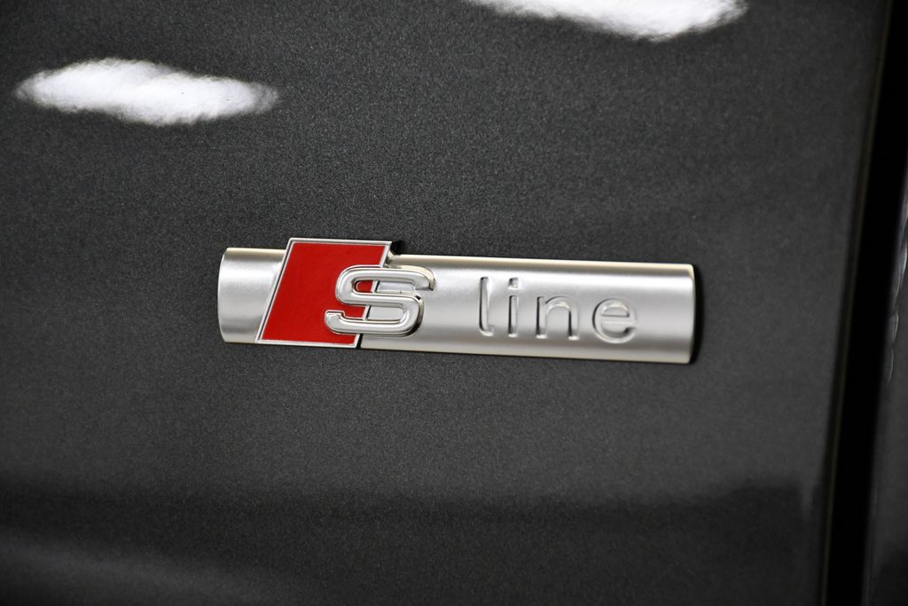 Thumbnail: 2026 Audi Q8 - 10