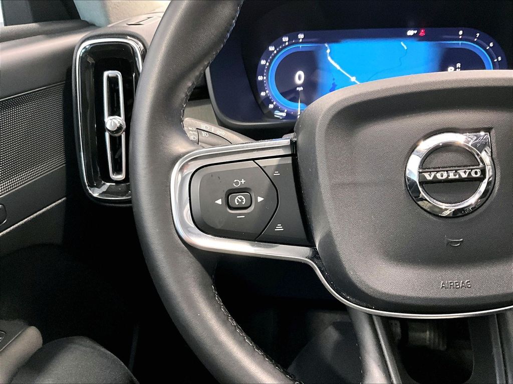 2025 Volvo XC40 — photo 18