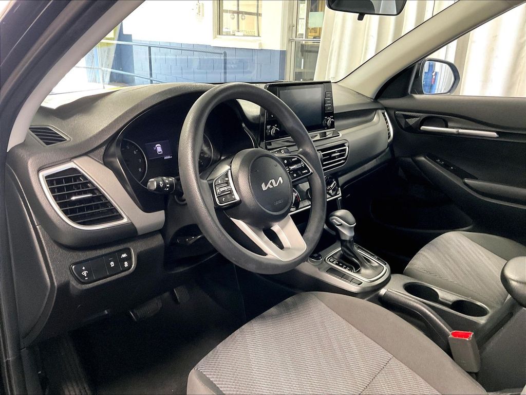 2023 Kia Seltos — photo 8