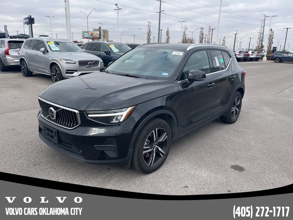 2025 Volvo XC40 Core's photo