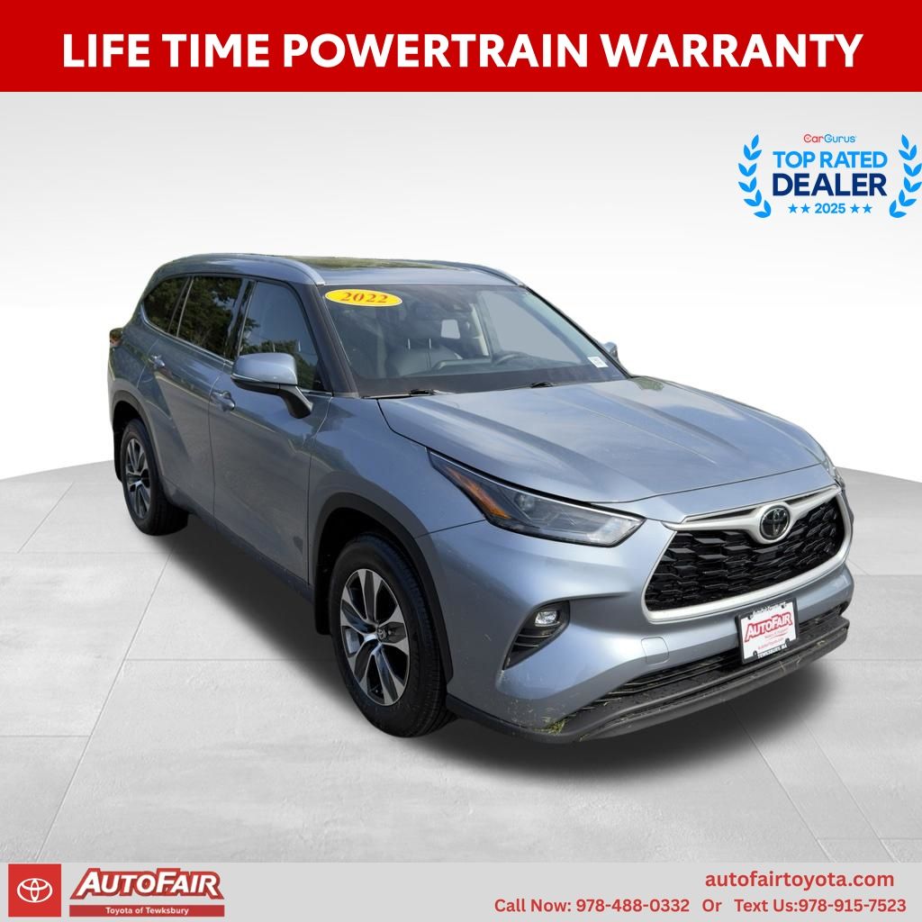 Moon Dust 2022 Toyota Highlander XLE AWD SUV / Crossover All-Wheel Drive 8-Speed Automatic