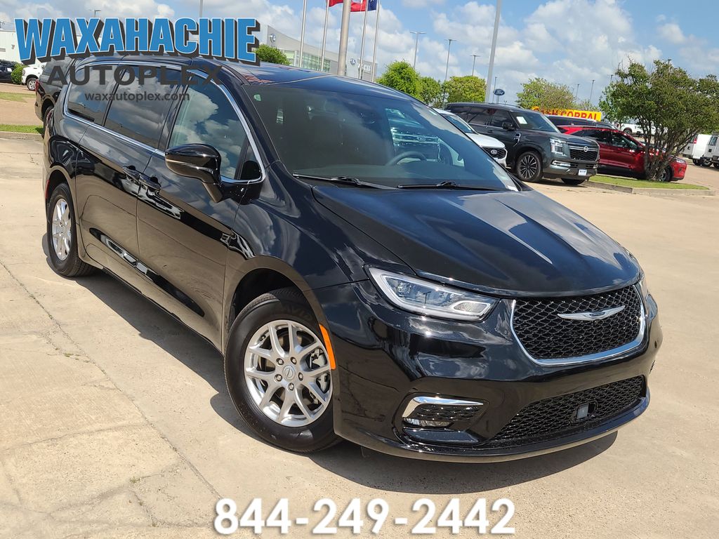 Diamond Black Crystal Pearlcoat 2026 Chrysler Pacifica Select FWD Minivan Front-Wheel Drive 9-Speed Automatic