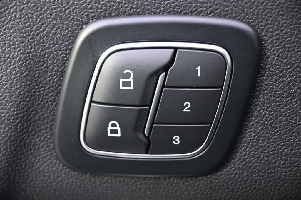 Used 2025  Ford Platinum image 24