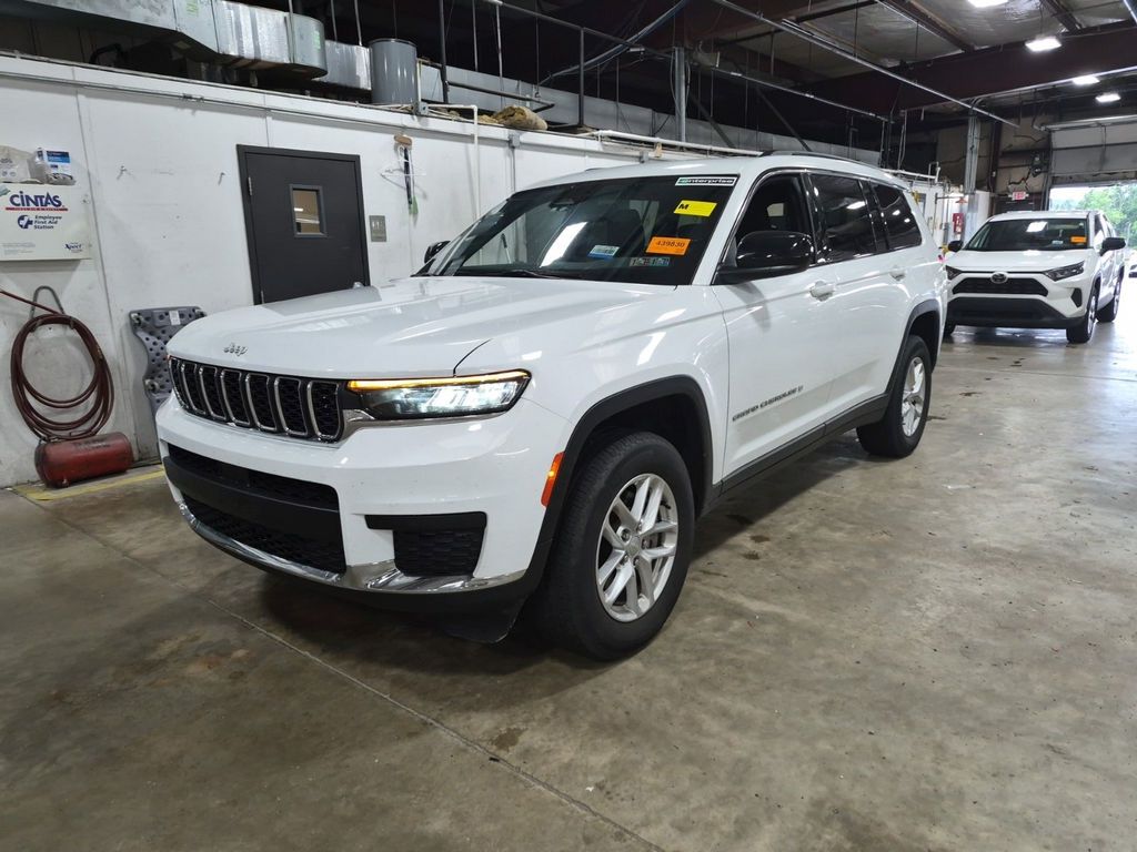 Used 2024 White Jeep Laredo image 2
