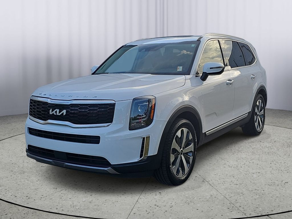 Used 2022 White Kia S image 7