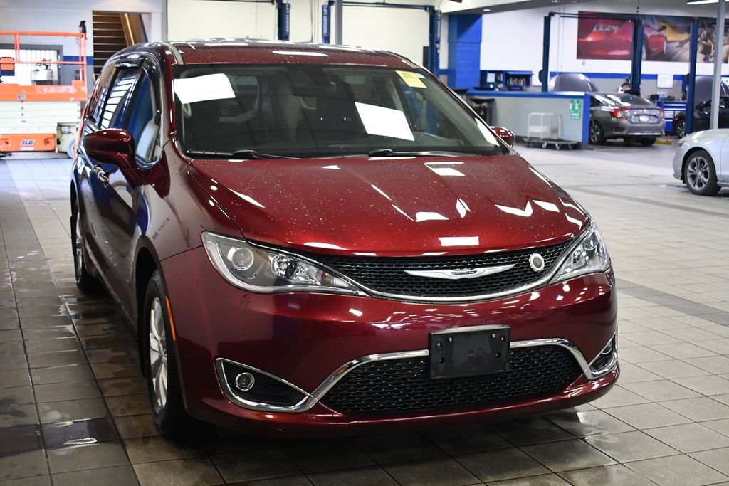 Thumbnail: 2018 Chrysler Pacifica - 3