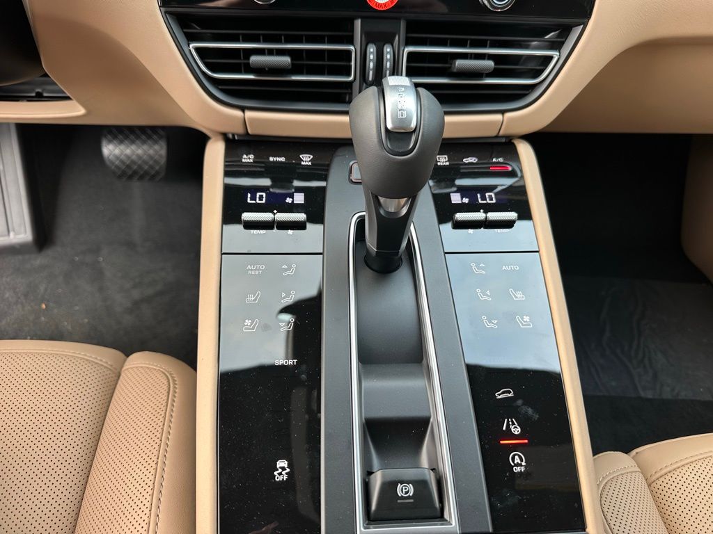 Thumbnail: 2026 Porsche Macan - 23