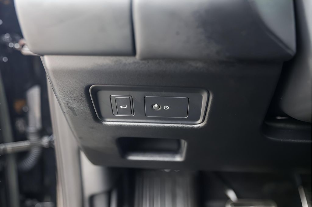 Used Car 2024 Land Rover Discovery  Metropolitan Edition For Sale Under $70,000 In Austin, Texas