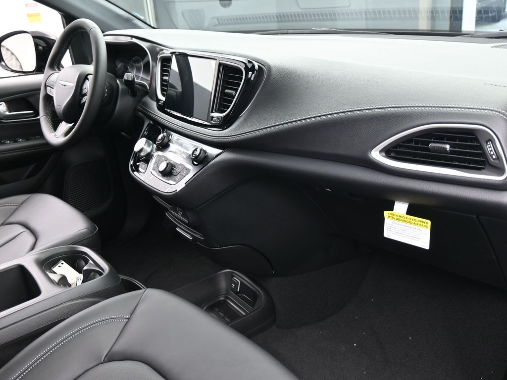 New 2026 Diamond Black Crystal Pearlcoat Chrysler Select image 47