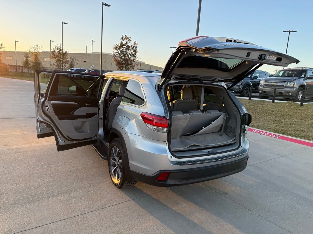 Thumbnail: 2019 Toyota Highlander - 25