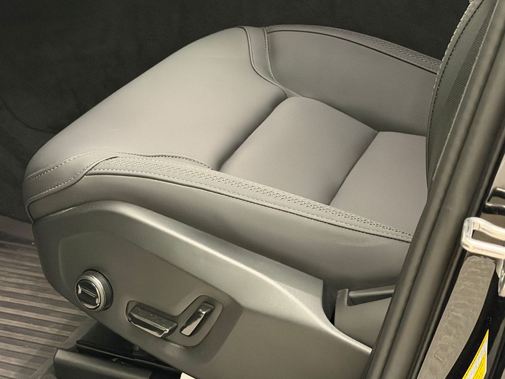 Thumbnail: 2026 Volvo XC60 - 21