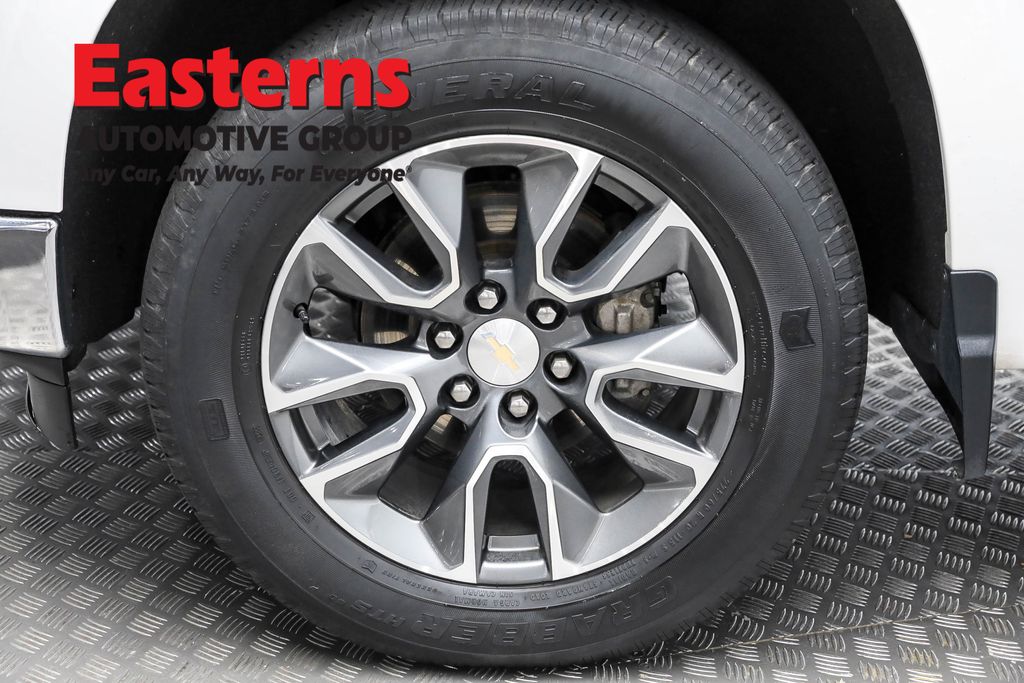 Used 2022 White Chevrolet LT image 31