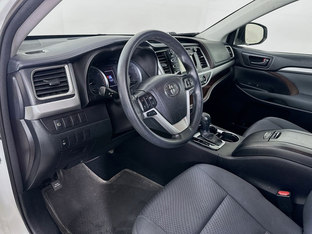 Thumbnail: 2017 Toyota Highlander - 9