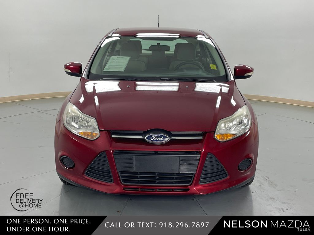 Used 2014 Red Ford SE image 2