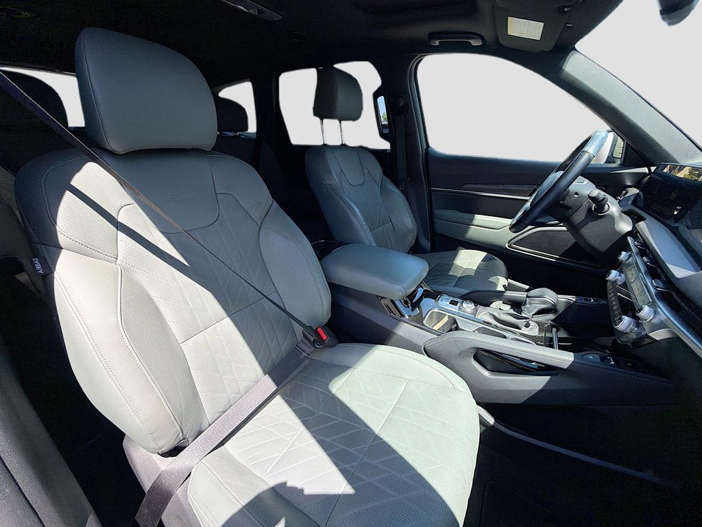 Used 2023 Green Kia EX X-Line image 32