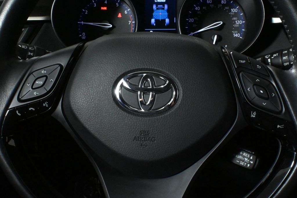2022 Toyota C-HR XLE 21