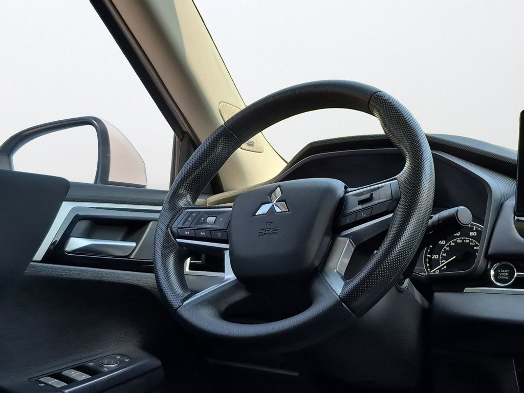 2025 Mitsubishi Outlander ES White at North Houston Mitsubishi