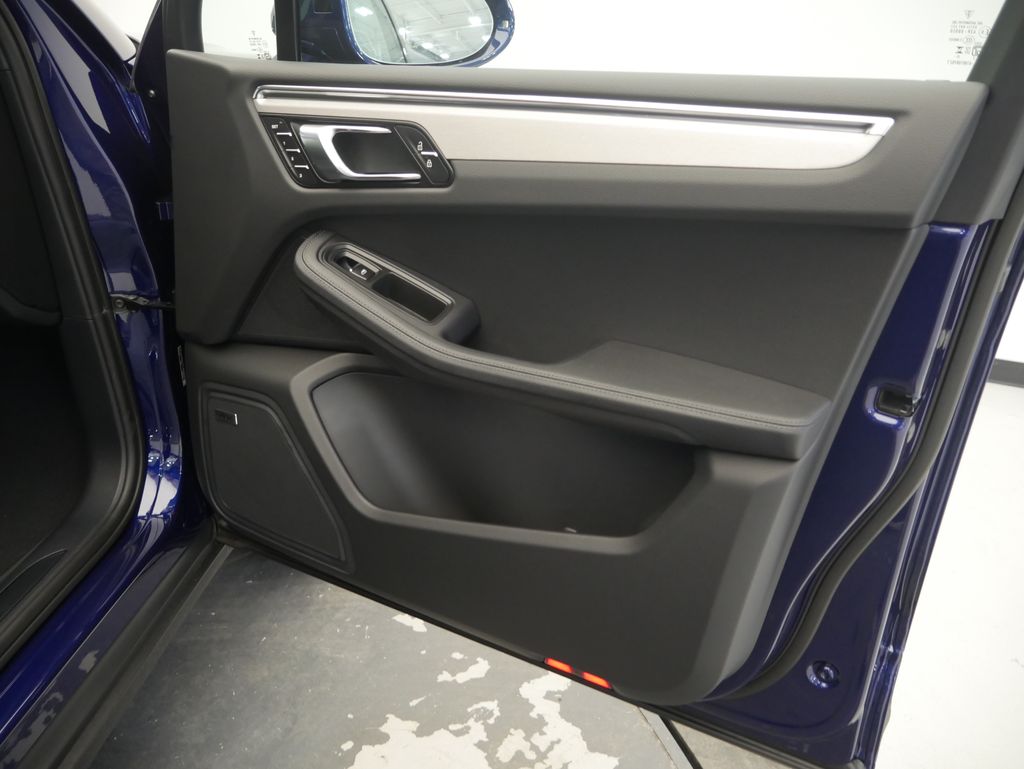 Thumbnail: 2026 Porsche Macan - 24