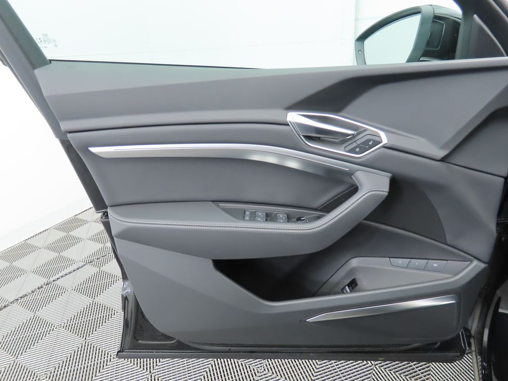 2022 Audi e-tron Premium Plus 24