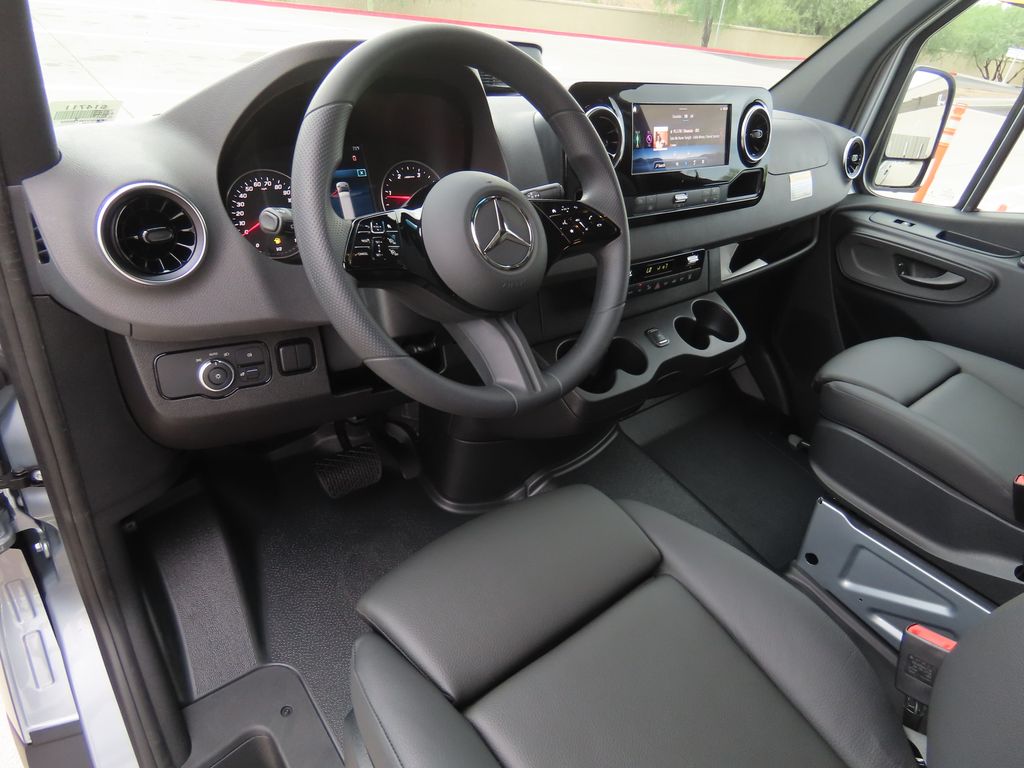 Thumbnail: 2025 Mercedes-Benz Sprinter - 10
