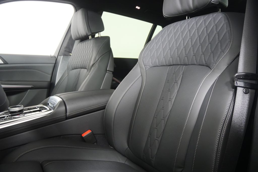 Thumbnail: 2027 BMW X7 - 11