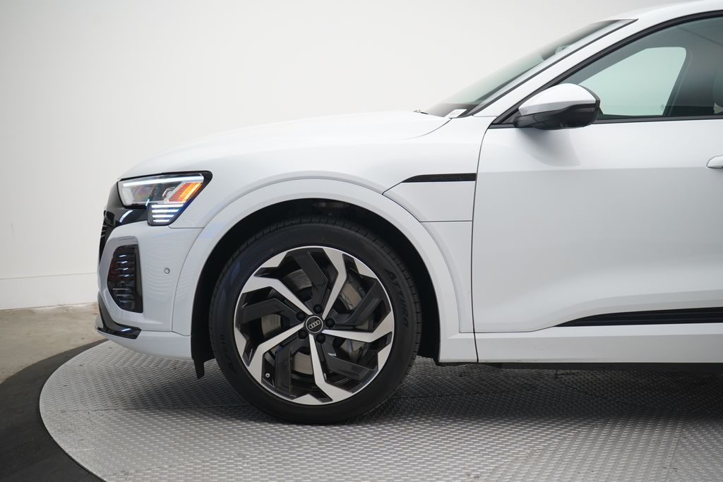 Thumbnail: 2024 Audi Q8 e-tron - 2