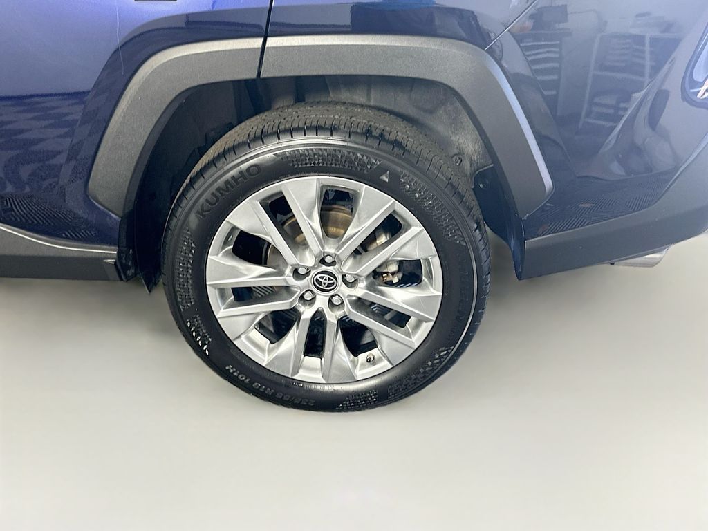 2019 Toyota RAV4 Limited 27