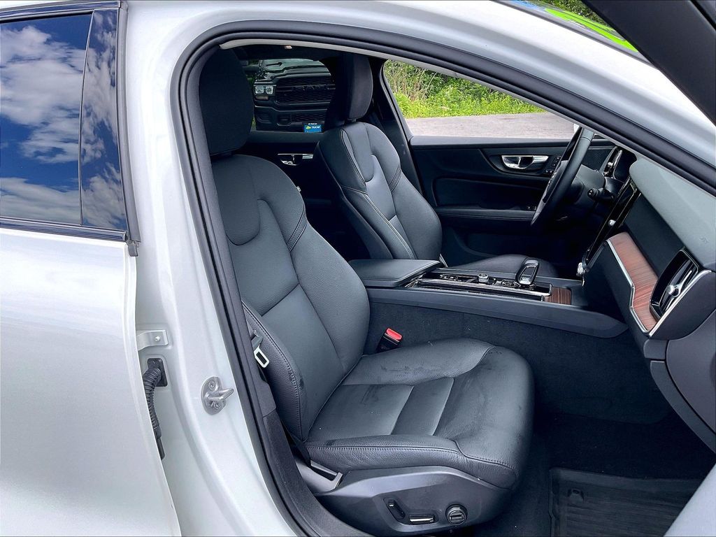 2025 Volvo V60 Cross Country — photo 10