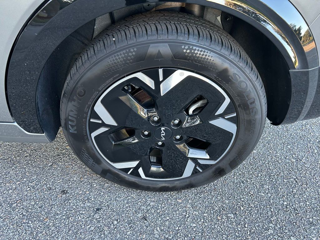 Thumbnail: 2023 Kia Niro - 8