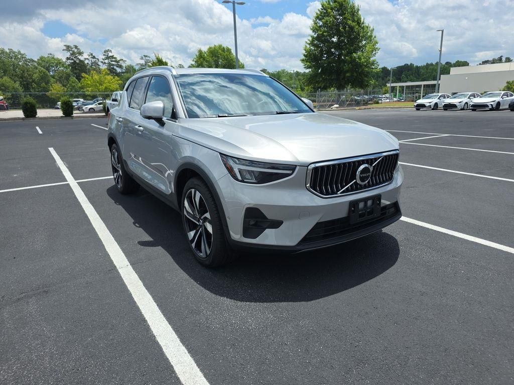 2023 Volvo XC40 B5 Plus Bright Theme