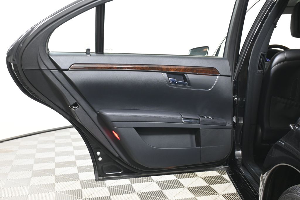 2010 Mercedes-Benz S-Class S 550 31