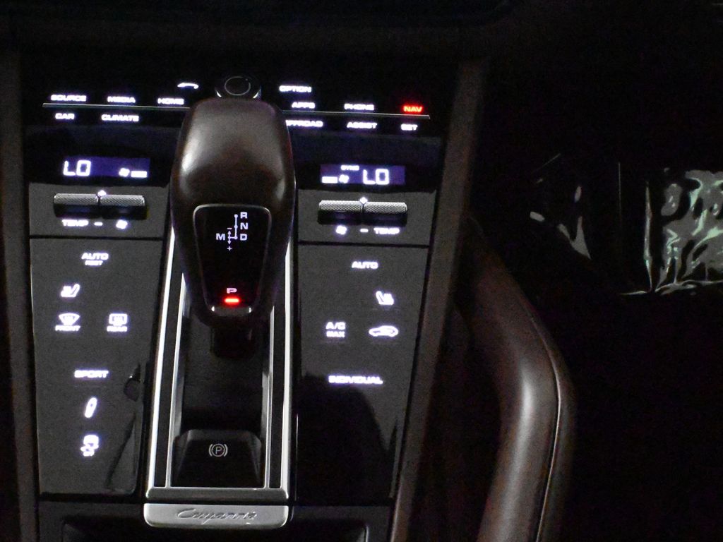 Thumbnail: 2022 Porsche Cayenne - 26