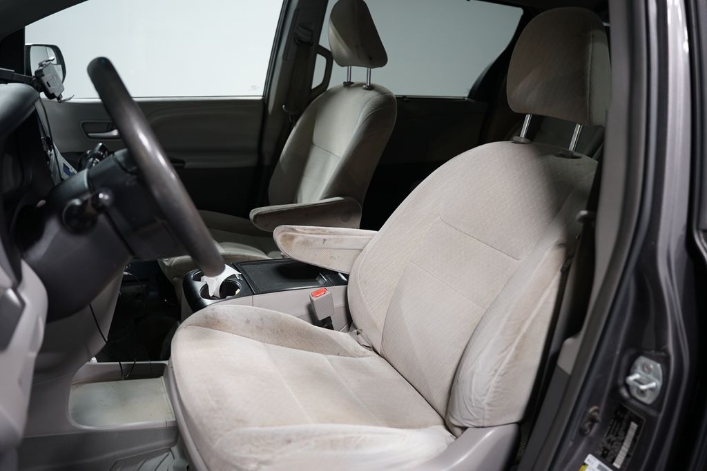 Thumbnail: 2017 Toyota Sienna - 6