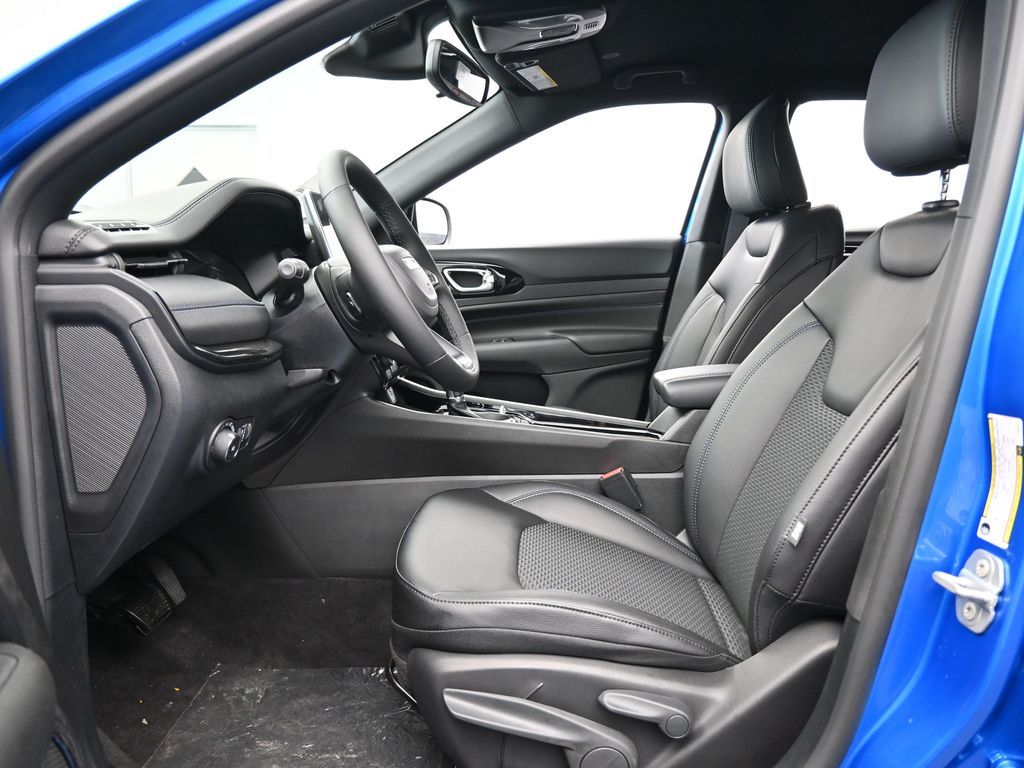 New 2026 Hydro Blue Pearlcoat Jeep Latitude image 11