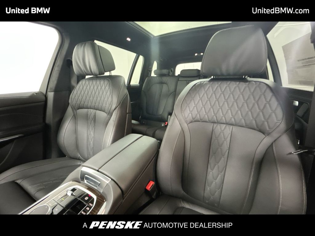 Thumbnail: 2026 BMW X7 - 13