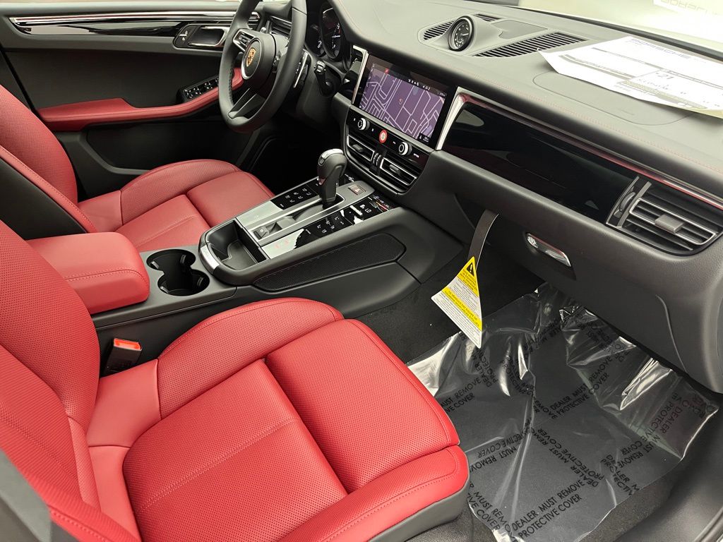 Thumbnail: 2025 Porsche Macan - 31