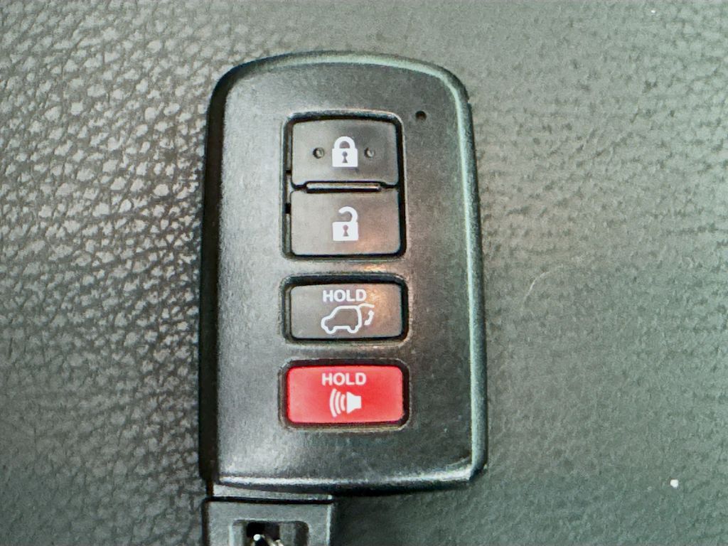 Used Car 2018 Toyota Highlander  Xle For Sale Under $25,000 In Austin, Texas