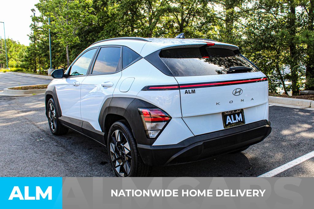 Used 2025 White Hyundai SEL image 4