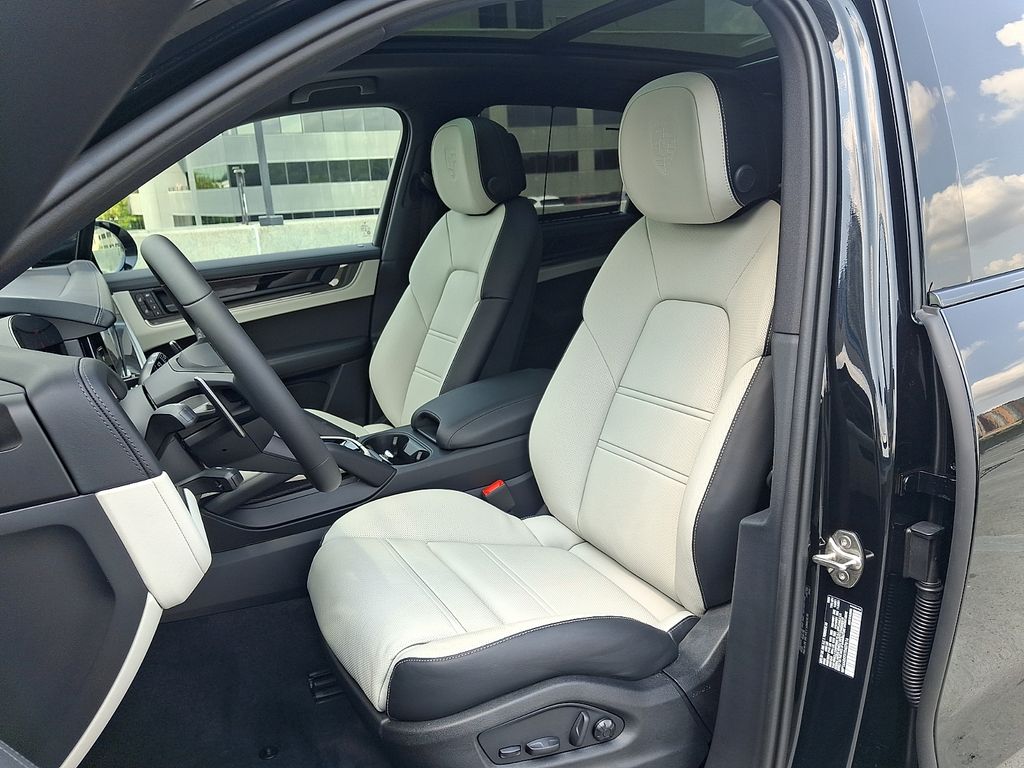 Thumbnail: 2026 Porsche Cayenne - 16