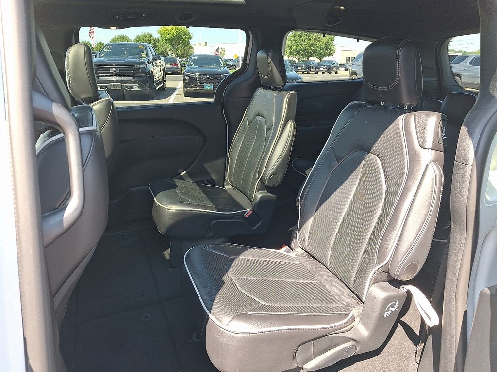 Thumbnail: 2025 Chrysler Pacifica - 10