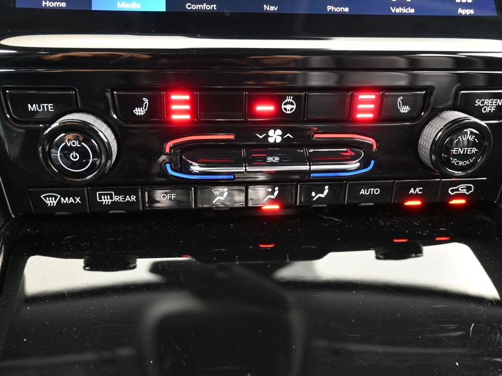 Used 2023 Diamond Black Crystal Pearlcoat Jeep Limited image 25