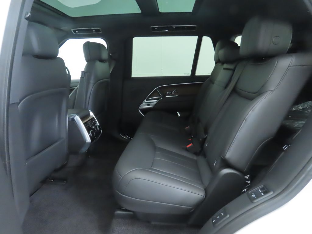 2025 Land Rover Range Rover SE 23