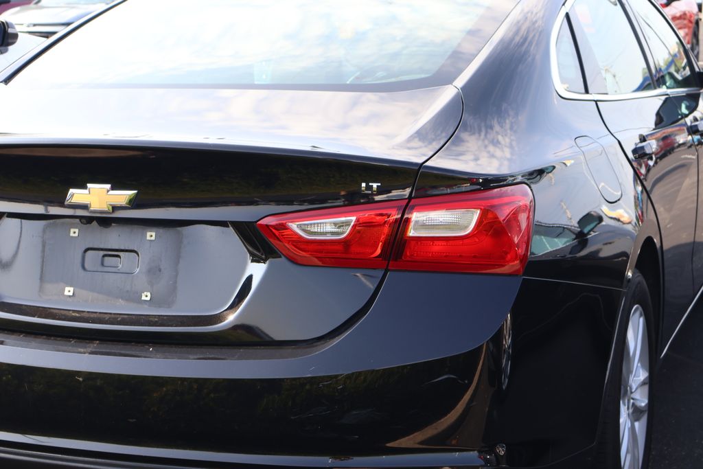 Thumbnail: 2017 Chevrolet Malibu - 9