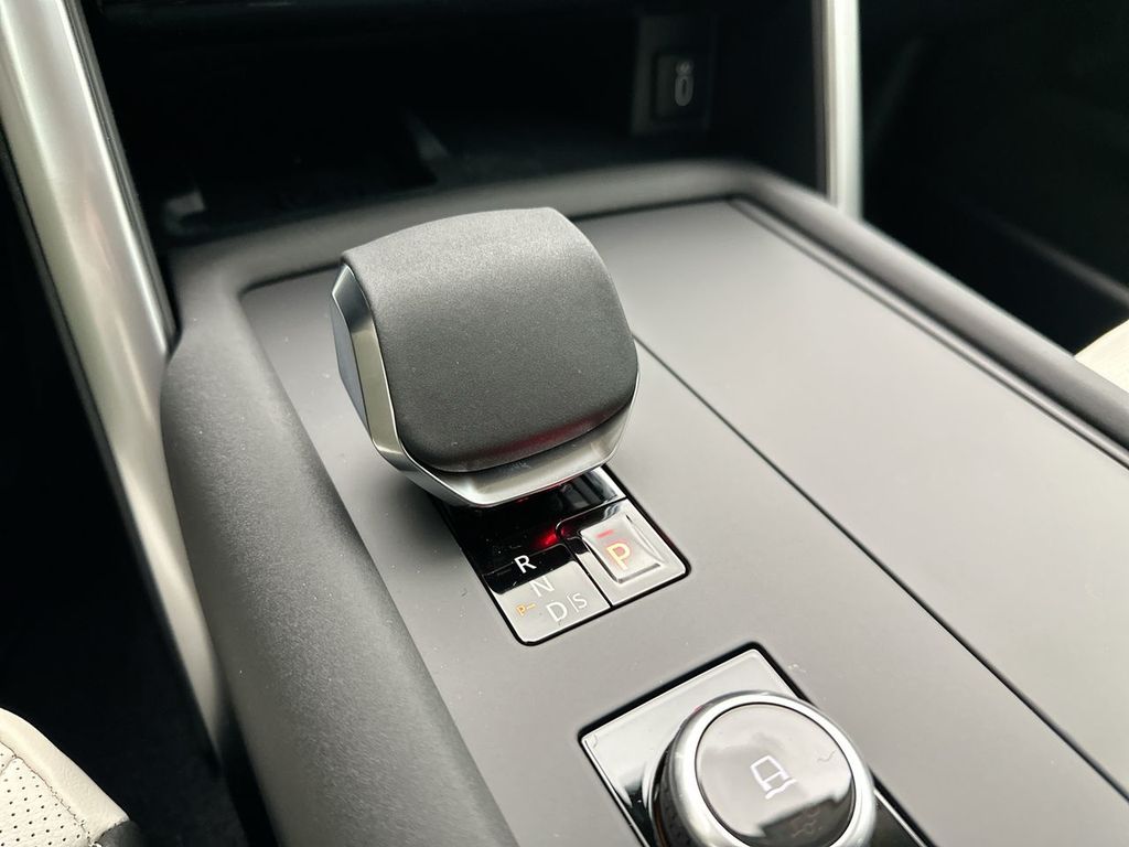 Thumbnail: 2026 Land Rover Discovery - 12