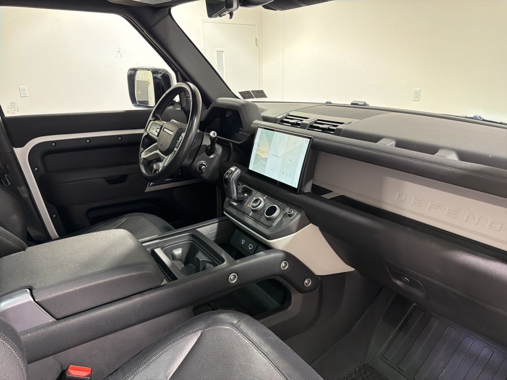 Certified Used 2022 White Land Rover X-Dynamic SE image 24