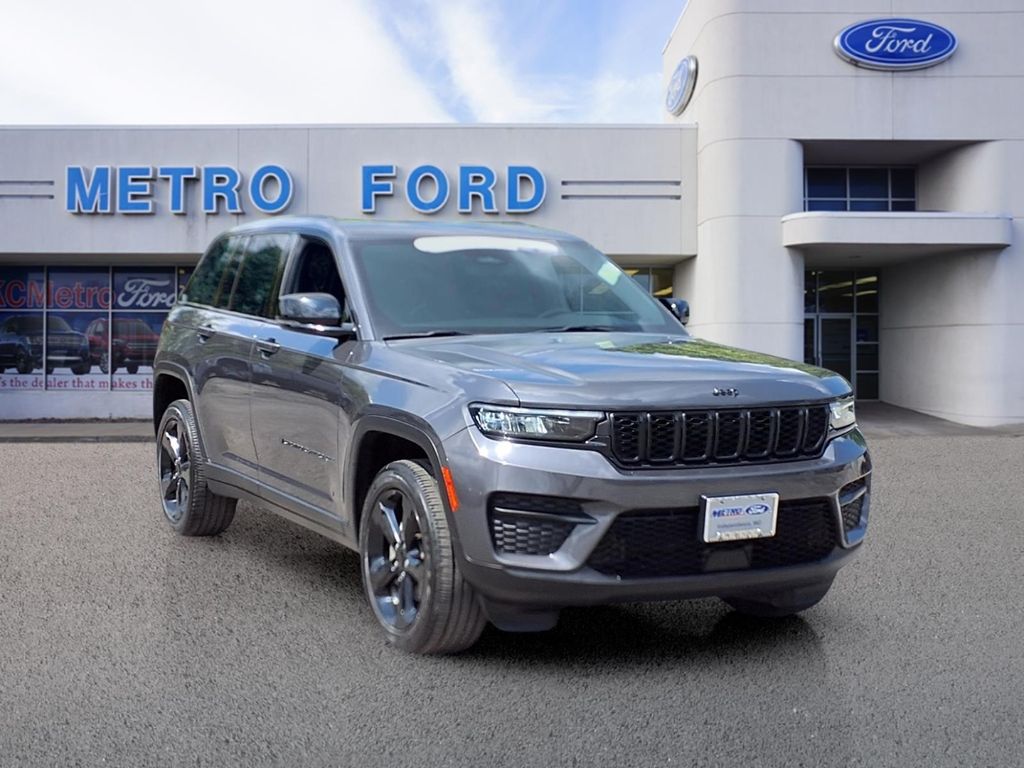 Baltic Gray Metallic Clearcoat 2023 Jeep Grand Cherokee SUV / Crossover Four-Wheel Drive 8-Speed Automatic