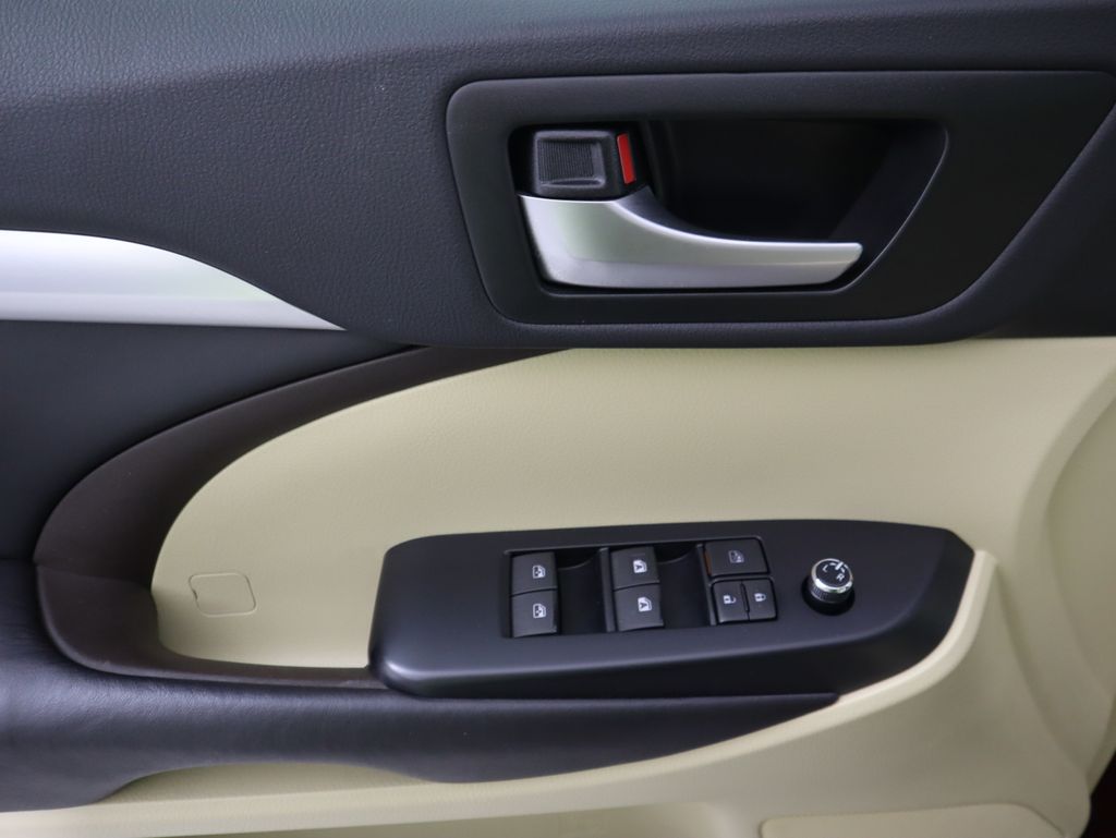 Thumbnail: 2016 Toyota Highlander - 24