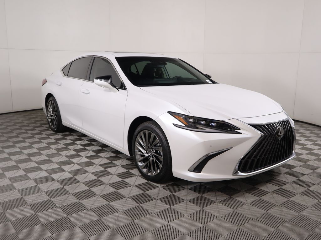 Used 2025 White Lexus 300h Luxury image 3